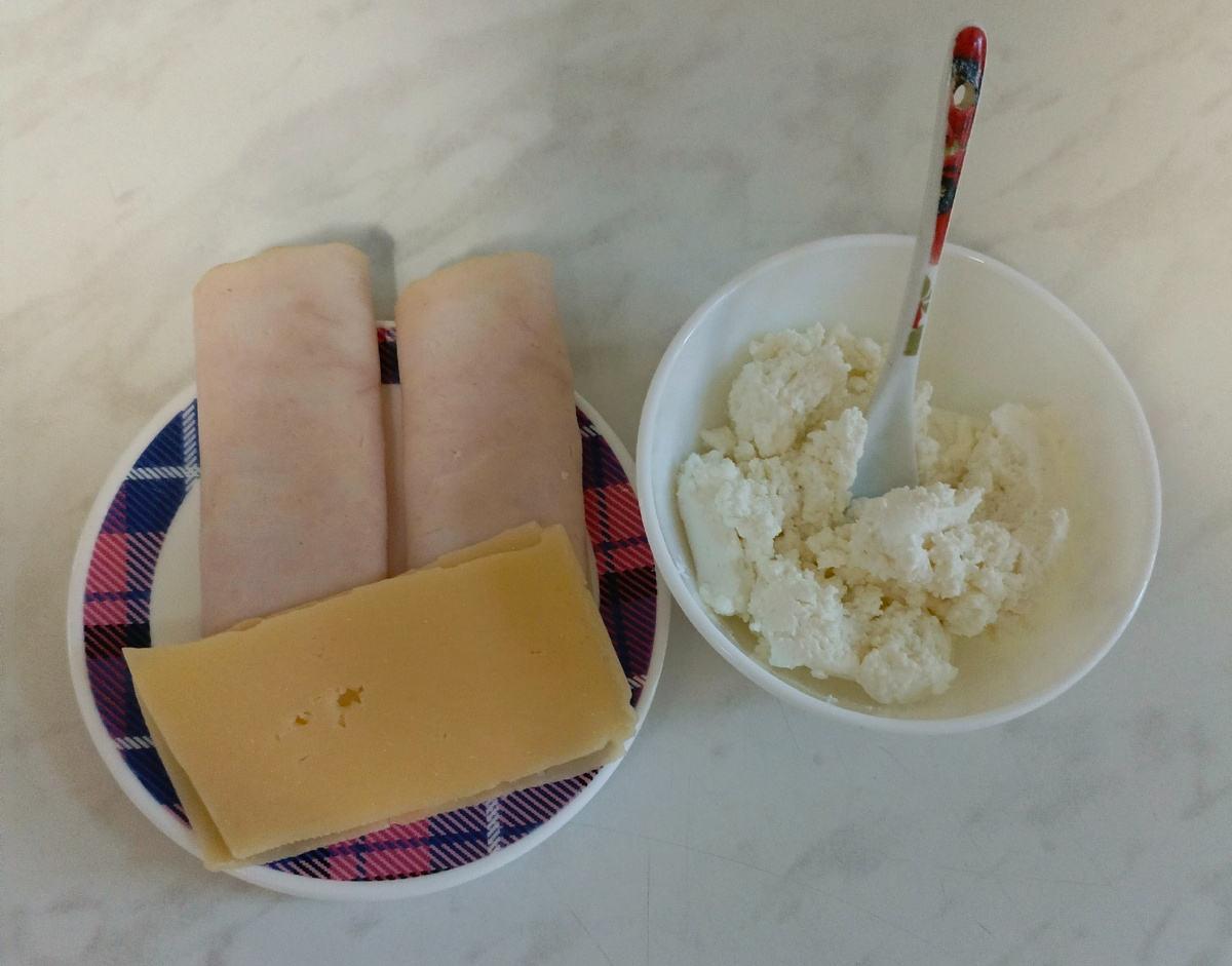 Завтрак ветчина из индейки- 48 ккал.,сыр легкий-  40ккал. и творог- 85ккал.