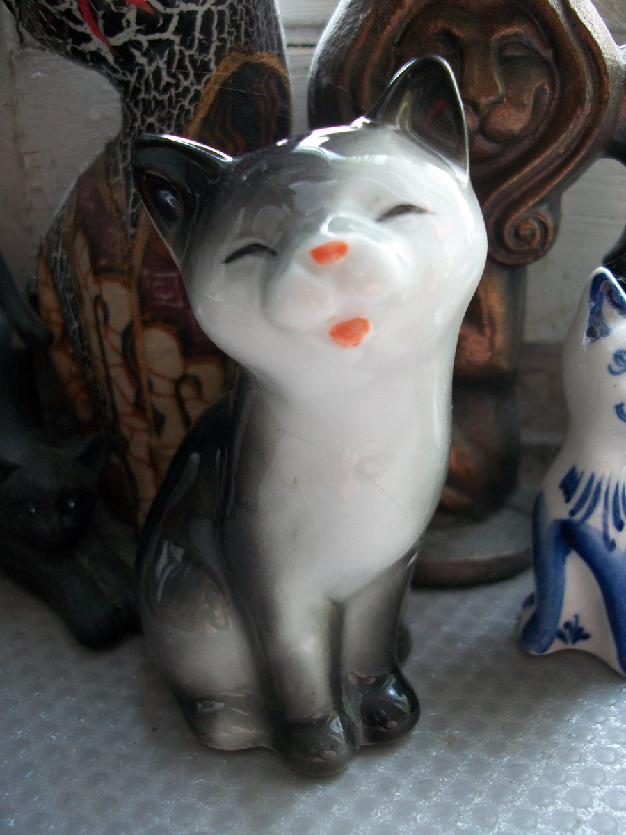 Кошка, которая прикрыла свои глазки, керамика / МОСКОВСКИЙ МУЗЕЙ КОШКИ