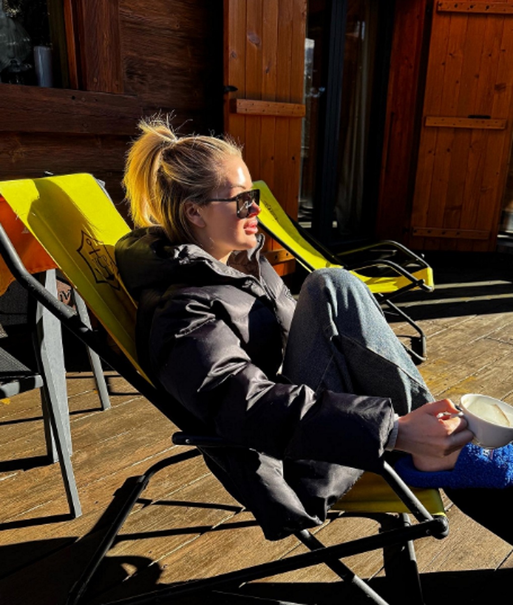 Марина Африкантова отдыхает на шизлонге. Фото: соцсети