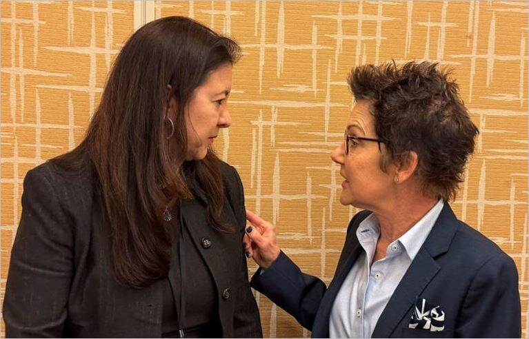 На иллюстрации Президент Федерального резервного банка Сан-Франциско Мэри Дейли и управляющий Федеральной резервной системы Адриана Куглер на ежегодной конференции Американской экономической ассоциации в Сан-Франциско, штат Калифорния, США, 4 января 2025 года. REUTERS/Энн Сапфир