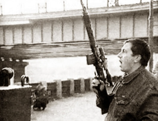 Заместитель председателя Союза ветеранов Афганистана Франц Клинцевич с вооруженными сторонниками. В будущем станет уважаемым человеком, депутатом Госдумы.