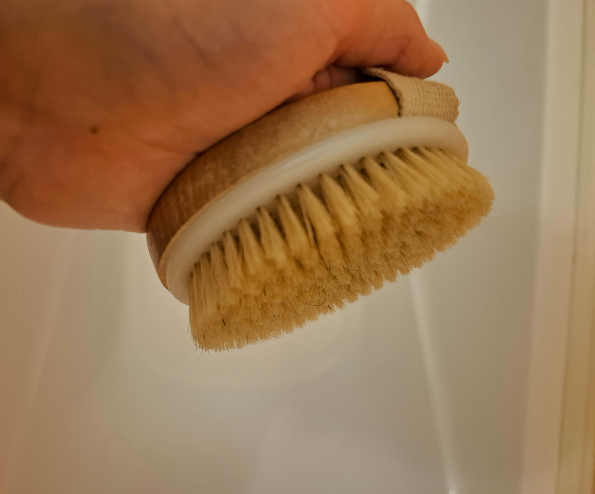 Щетка для сухого массажа надевается на руку