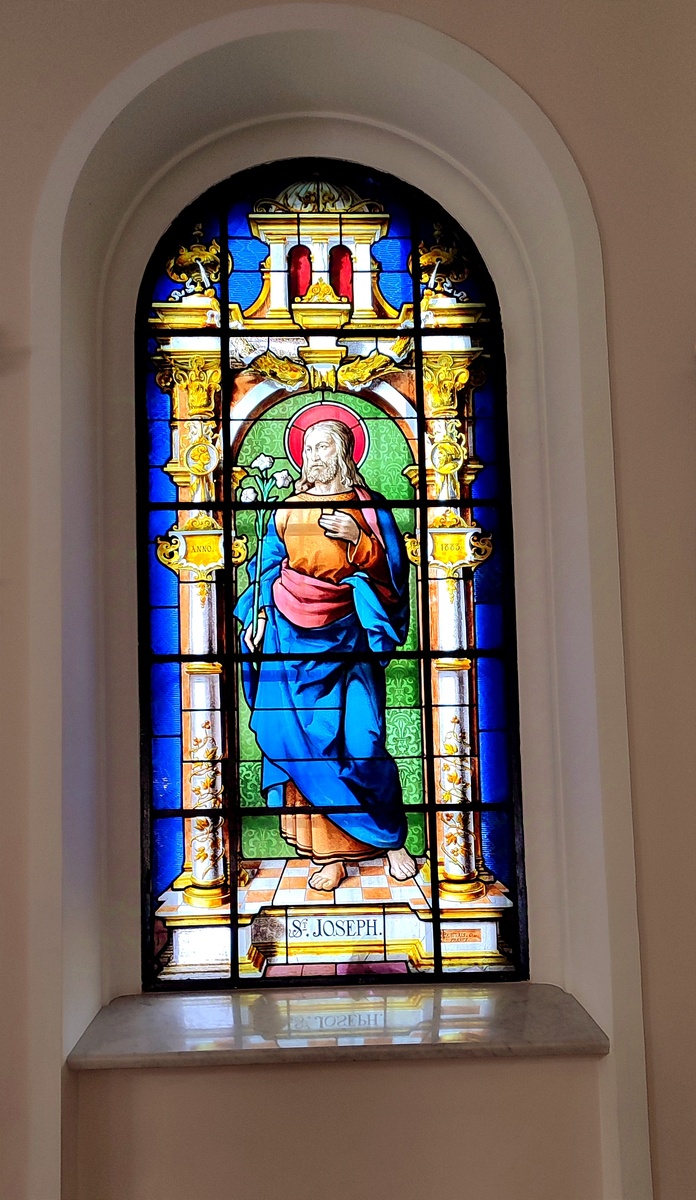 Витраж на правой стене храма. Фото автора.