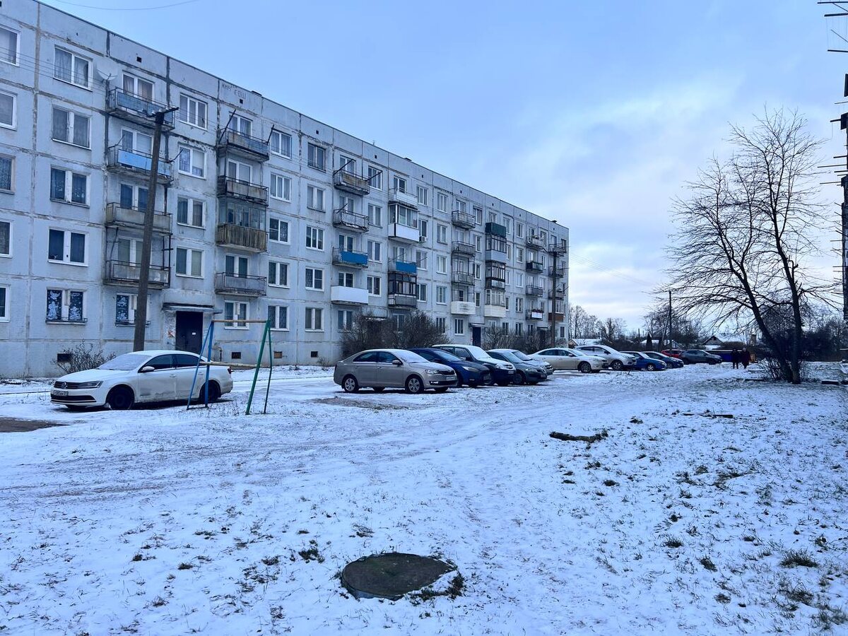 Это сейчас тут нет  ничего, кроме машин. А когда-то был какой-то минимальный набор качелей-каруселей.