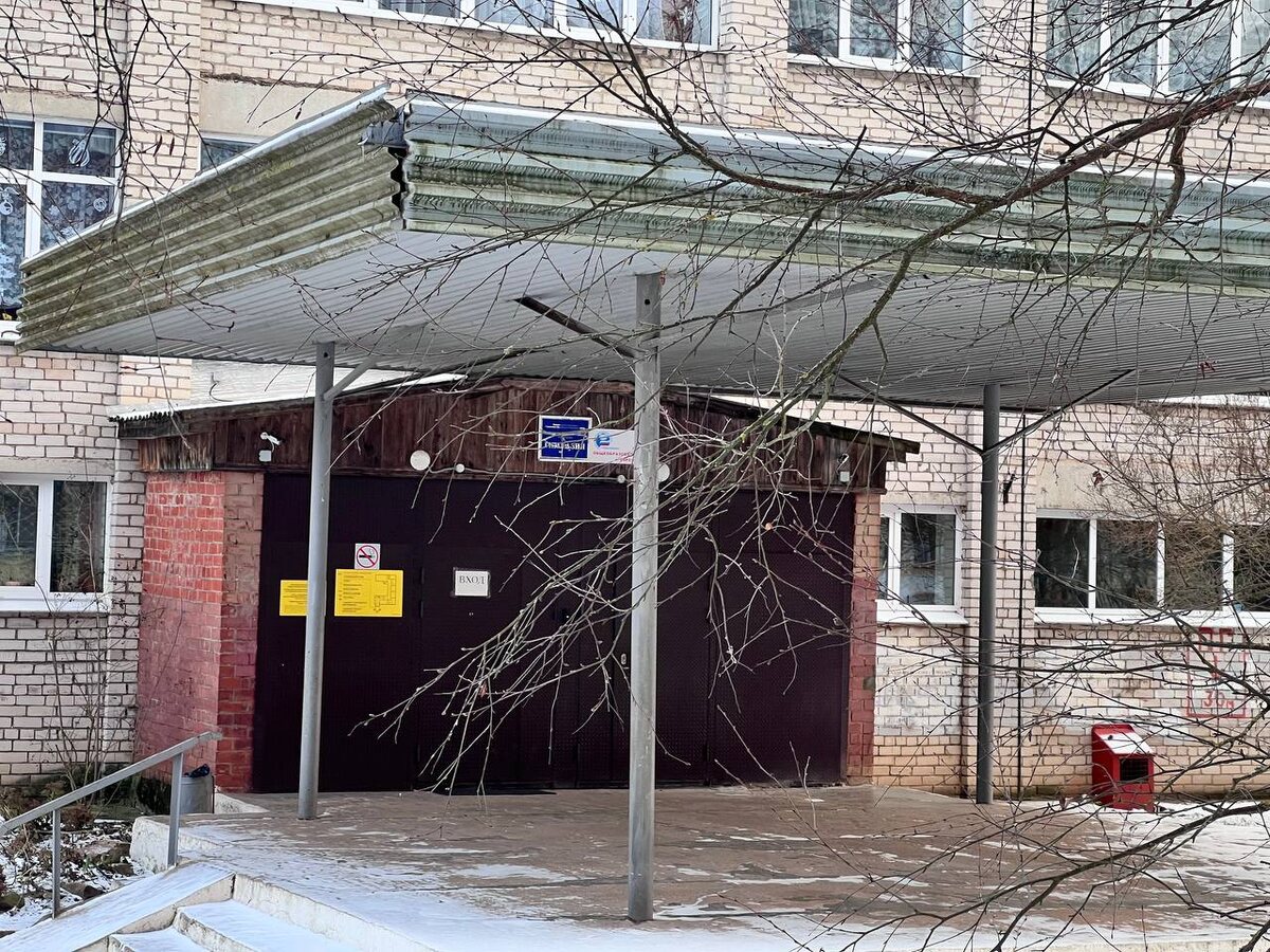 Крыльцо школы. Мы тут постоянно играли в "столбики". Кто-нибудь помнит правила?