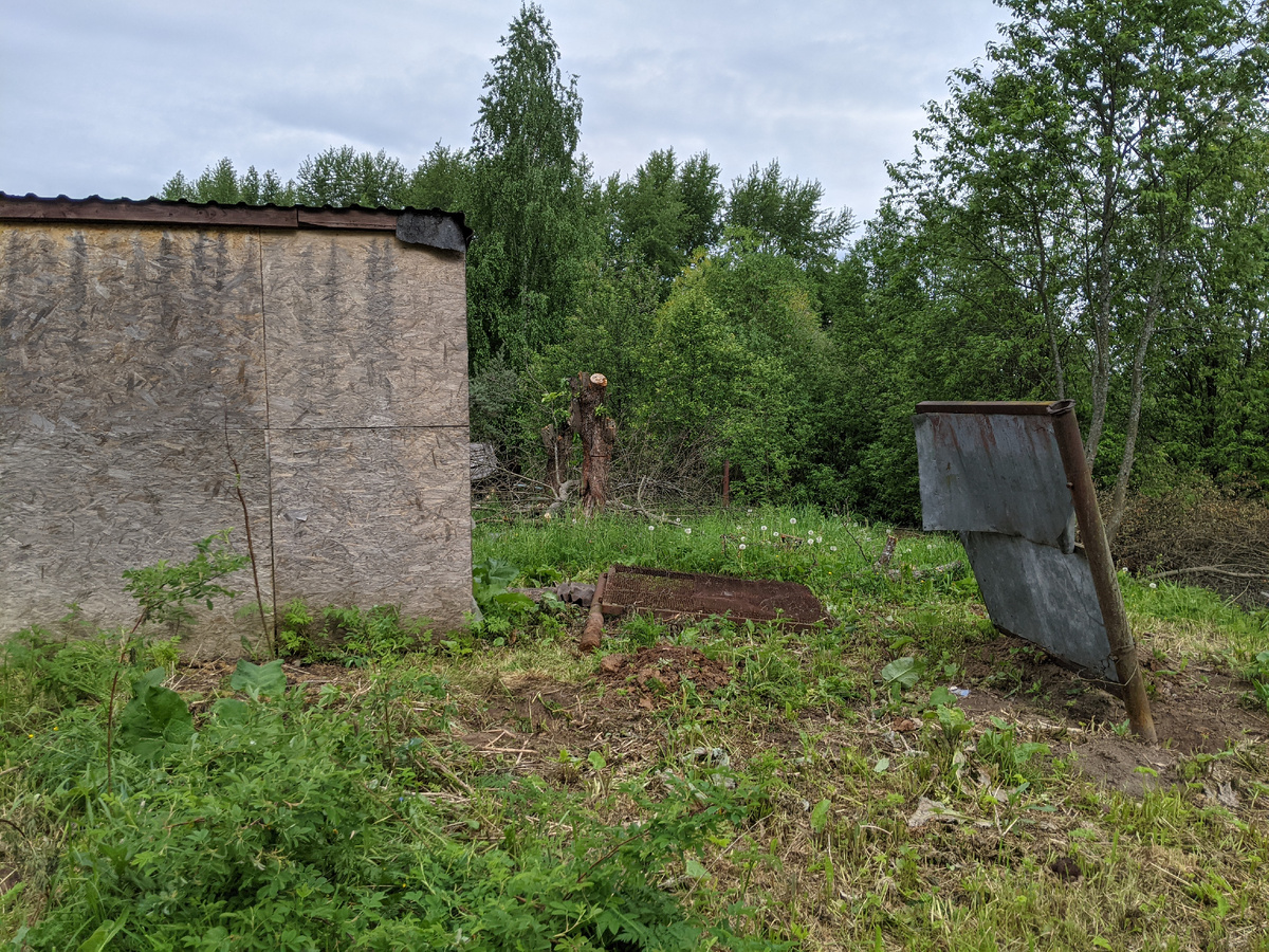 После этого приехали сборщики металла и бесплатно вытащили нам все невытаскиваемые столбы. Заодно вывезли бОльшую часть металлического хлама.