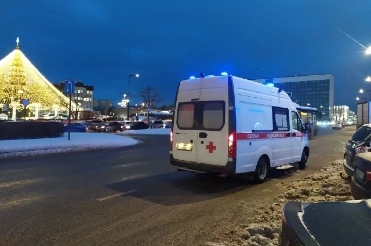    На место подъехали автомобили спецслужб.