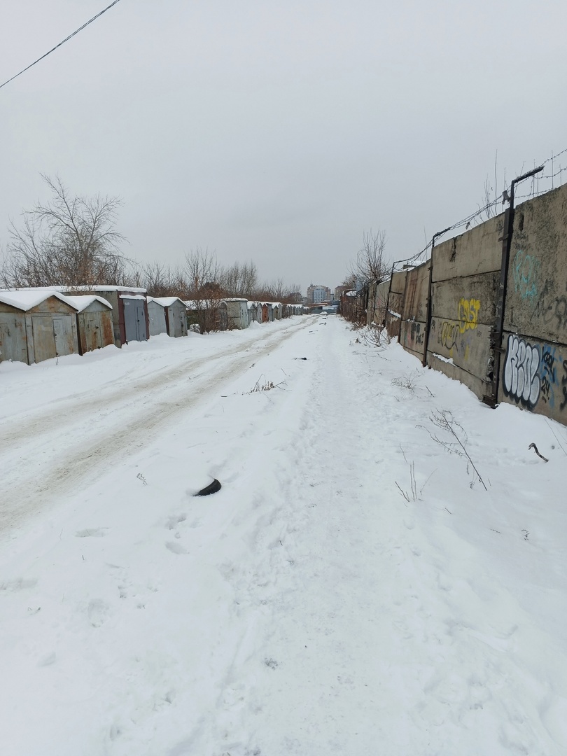Выходим из нашего городка по вот такой вот дорожке. Особенно интересно она выглядит весной. Сейчас, правда, тут есть тротуар. В те времена, когда мы по этой дорожке водили детей в поликлинику - тут были только лужи)