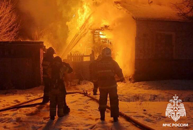 Пожарные спасли двух человек на пожаре в Тверской области