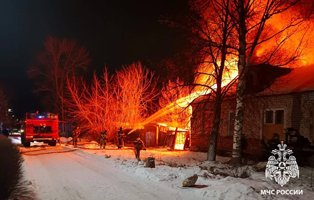 Пожарные спасли двух человек на пожаре в Тверской области