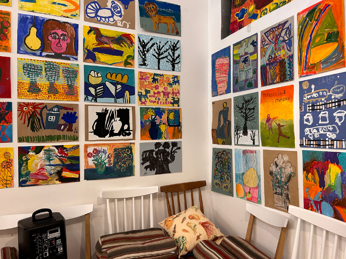 Фото автора. Кафе «разные зерна» выставка детских рисунков постоянно меняется 