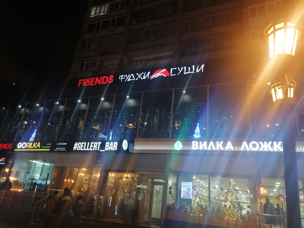 В Рождество фрагменты из разных культур как-то органически вопринимаются как нечто одно, органическое. И это не свет и не архитектура. Это нечто более тонкое, нечто внутри. То что выше всего.