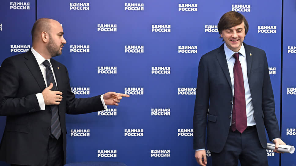 Вячеслав Федорищев (слева) решил начать работу реготделения «Молодой гвардии ЕР» заново, «с чистого листа». .📷Фото: Александр Миридонов / Коммерсантъ