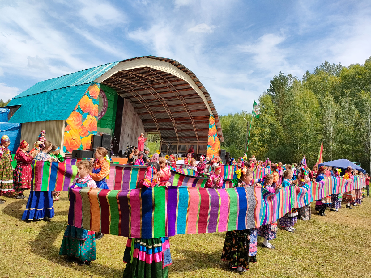 Чикойские мастерицы соткали дорожку длинною в 80 метров и испекли черёмуховый пирог длинною 7 метров с хвостиком...