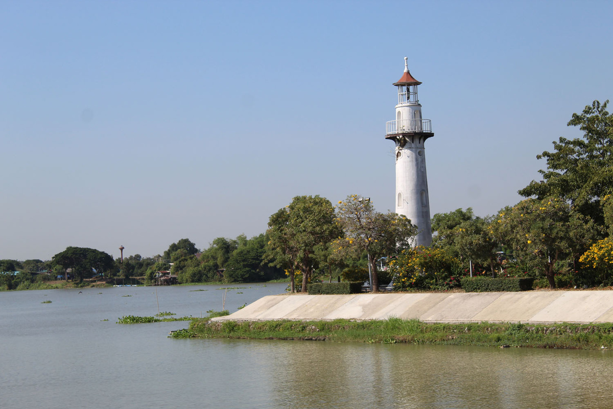 Тут даже маяк есть