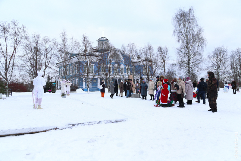    Семейный праздник "Без катания нет гуляния" прошел сегодня у усадьбы Гальских. В конкурсе саней приняли участие пять команд.