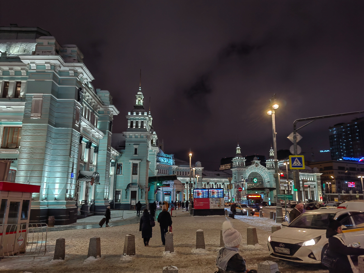 У Белорусского вокзала ждем такси до гостиницы