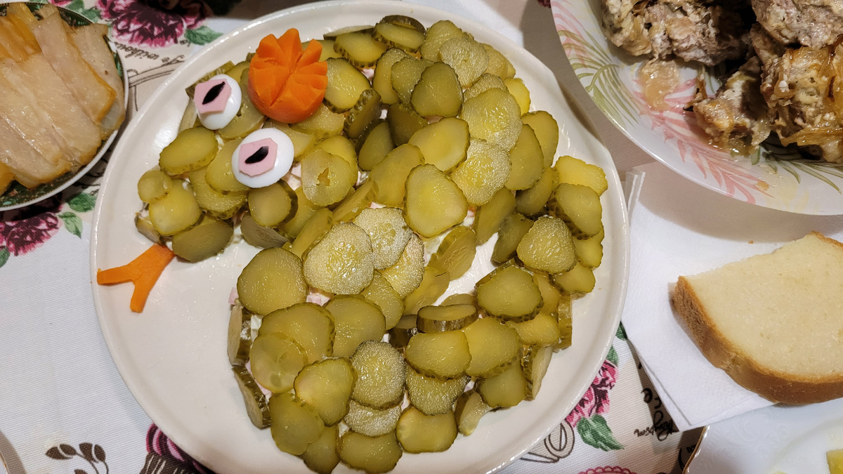 Наш салат Оливье в виде змеи