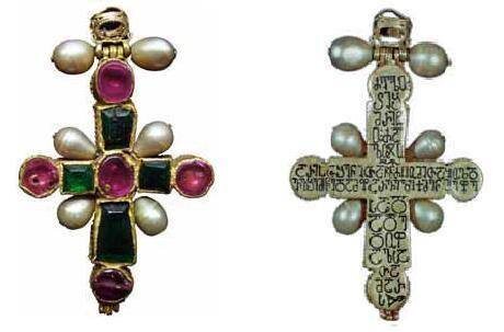 Королевский золотой крест украшен пятью плоскими рубинами, четырьмя граненными изумрудами и шестью жемчужинами