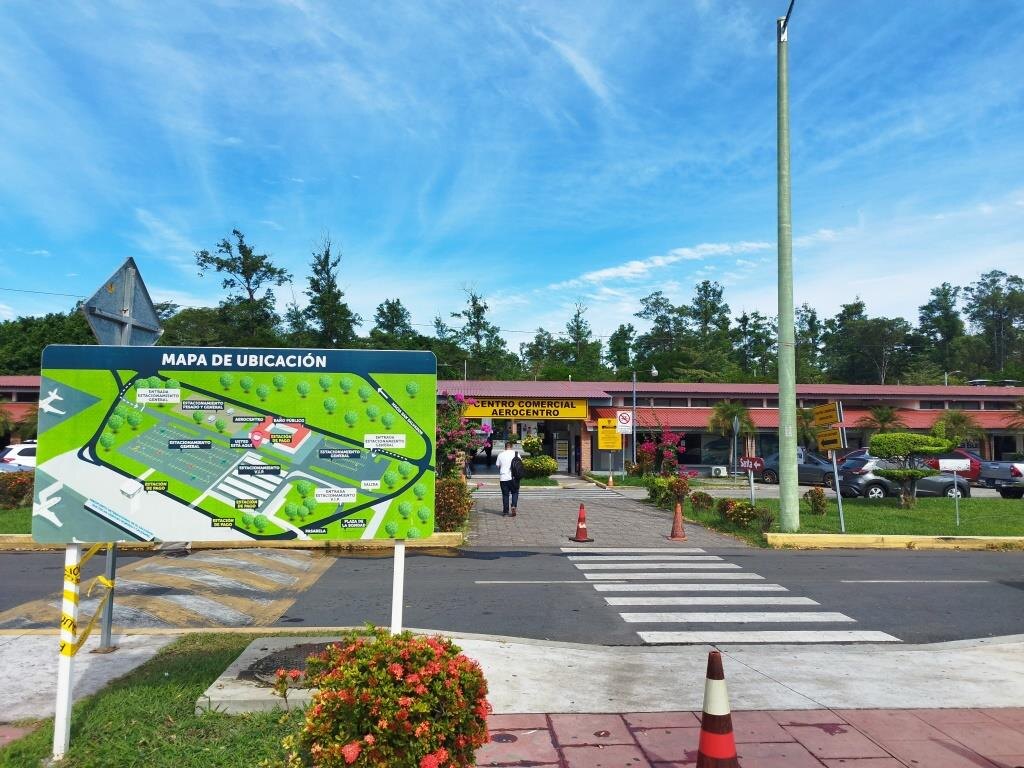 справа от арки магазин с значком CLARO