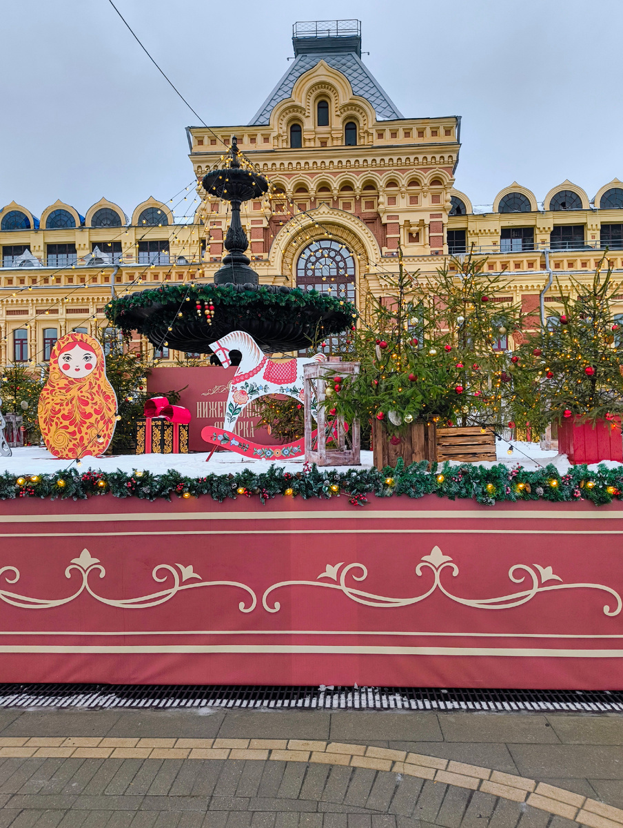 Фасад новогоднего Главного Ярмарочного Дома.