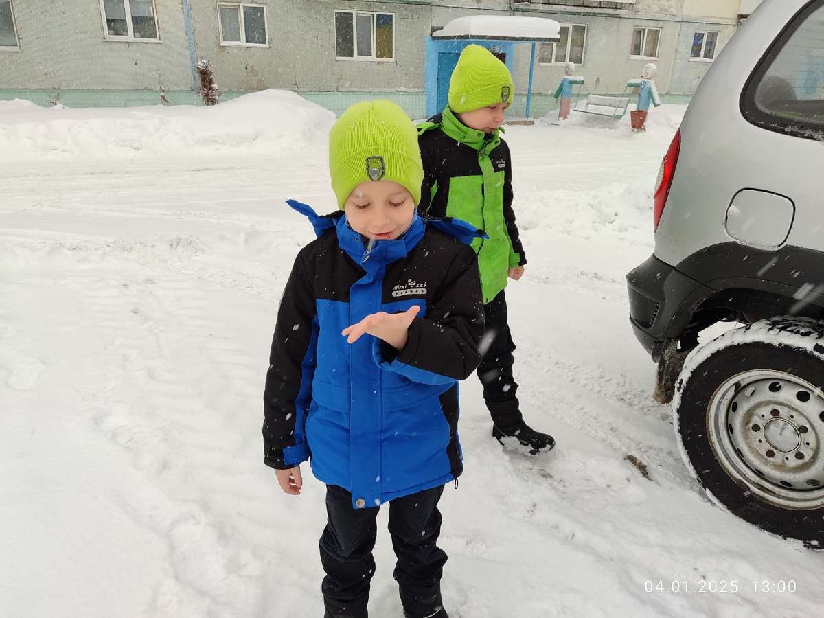 Вадюха снежинки ловил. Сперва руками, потом языком