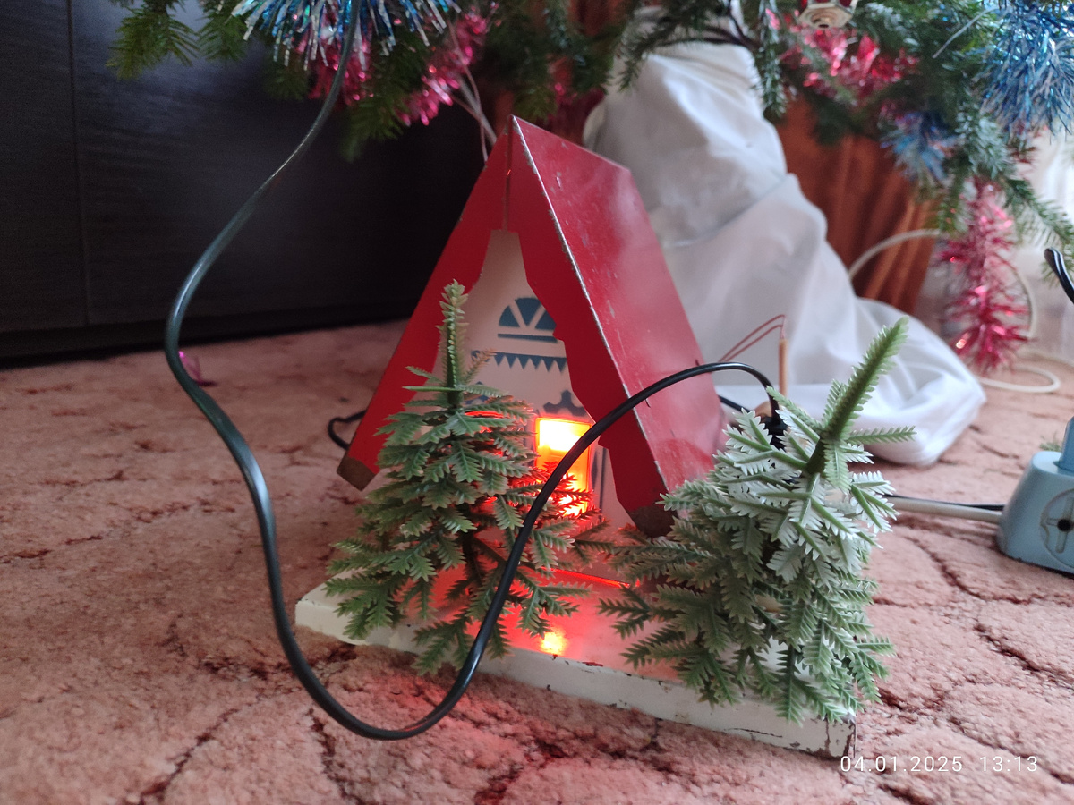 Домик с переключателями. То одну гирлянду включает, то другую. Ну, вы знаете, наверное