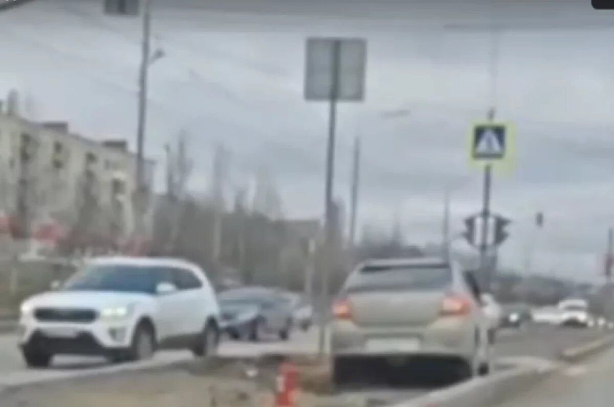    Волгоградцы сняли на видео иномарку, влетевшую в островок безопасности