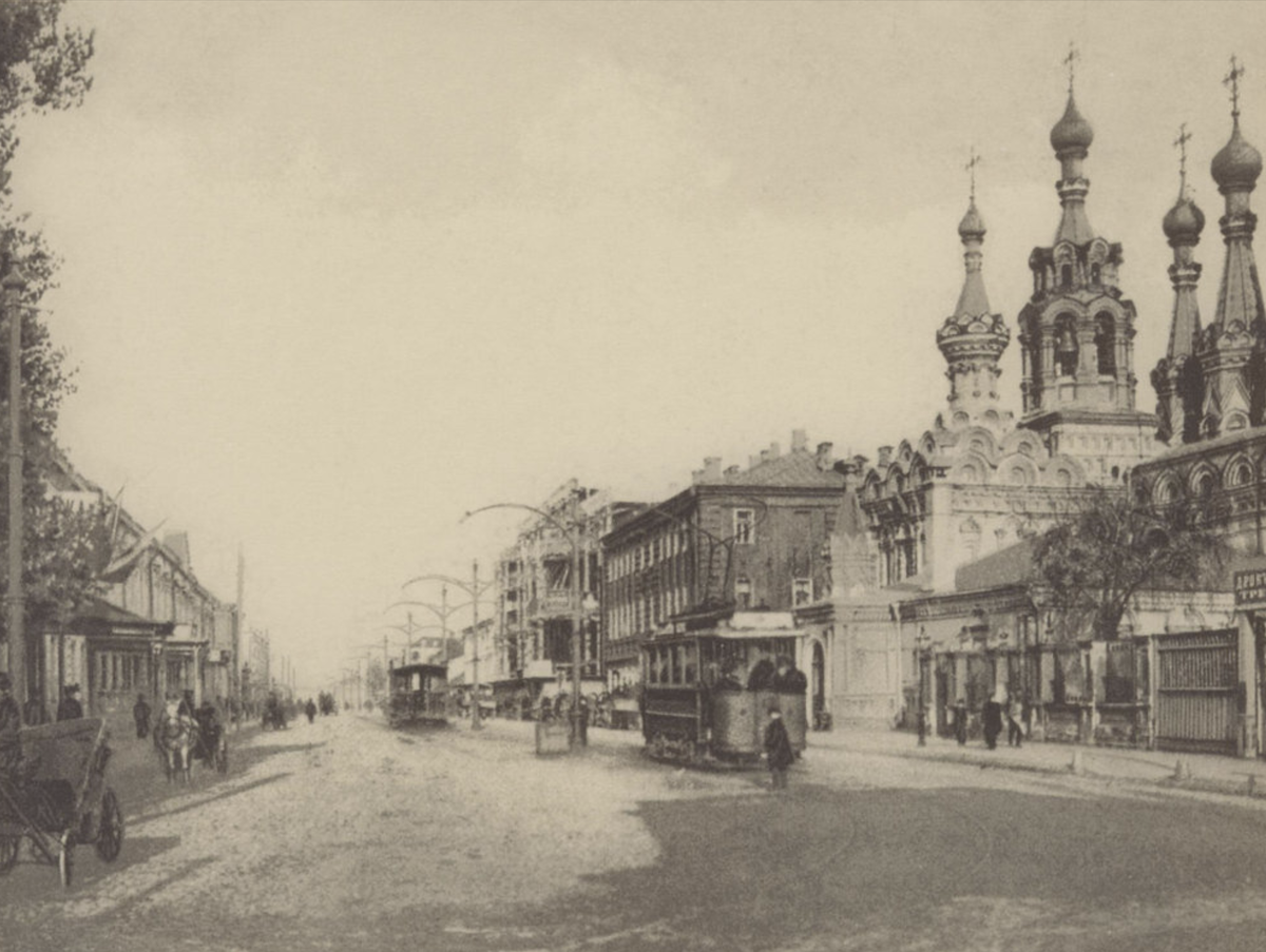 Вид на улицу Малая Дмитровка и храм Рождества Богородицы, обратите внимание на трамвайную линию, которая действовала на улице с 1899 по 1953 годы, фото до 1917 года, из открытых источников