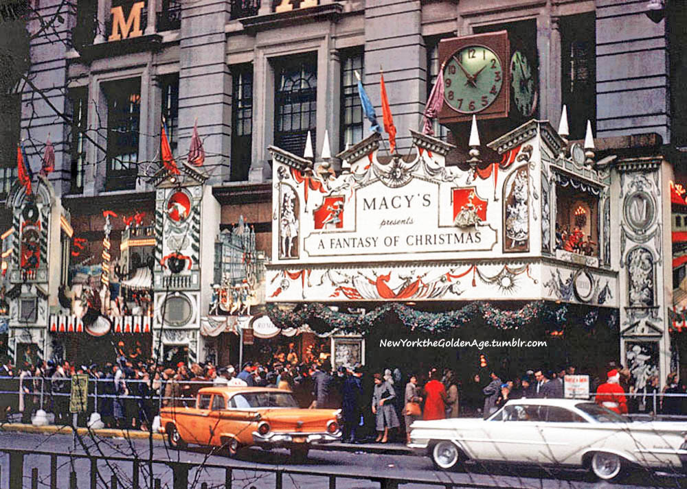 Люди у витрины магазина Macy's на ежегодную рождественскую выставку, 1950-е годы. Фото: Macy's через Collectors Weekly.