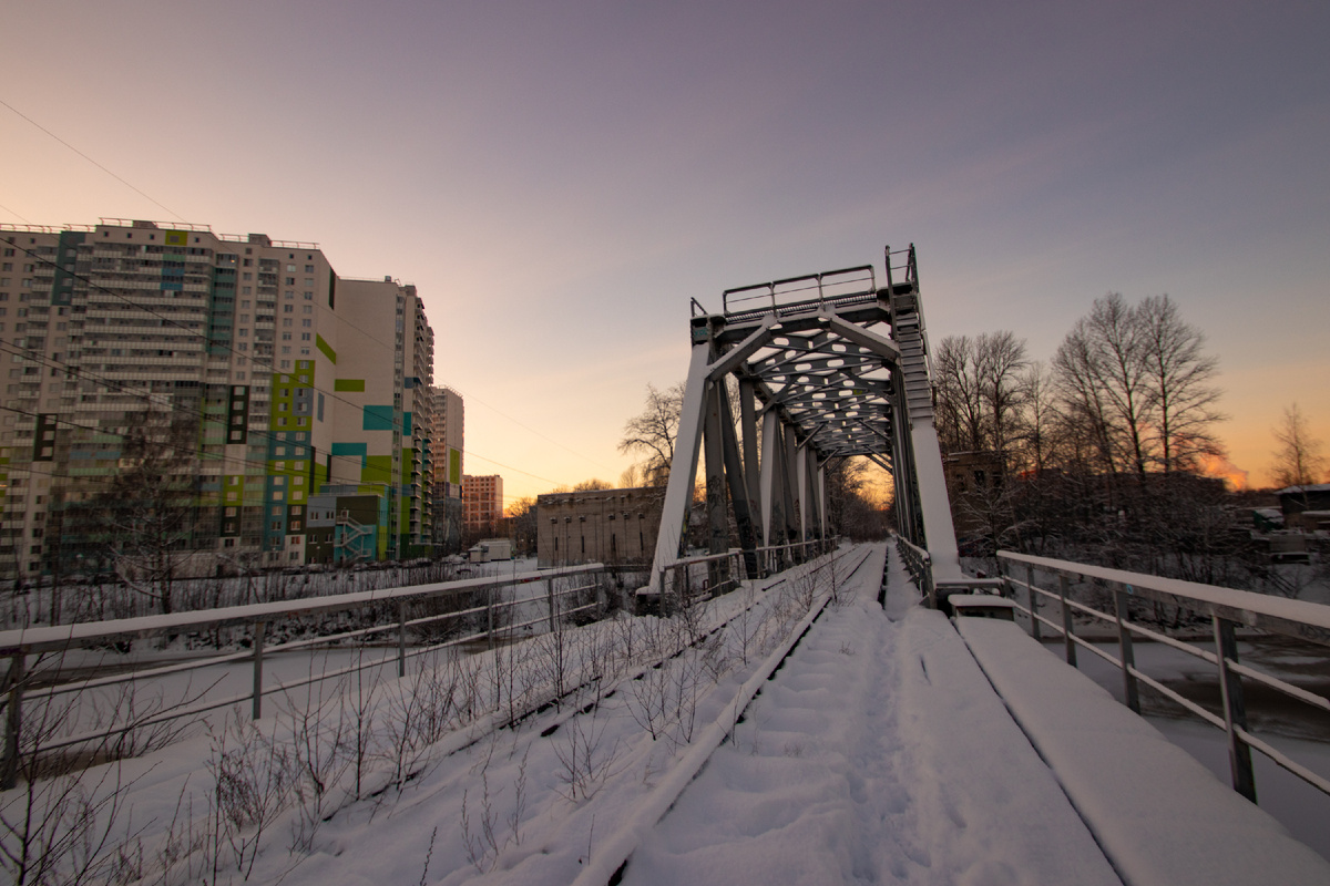 Мост через реку Охта в закатном свете. Зима 2025. Фото автора
