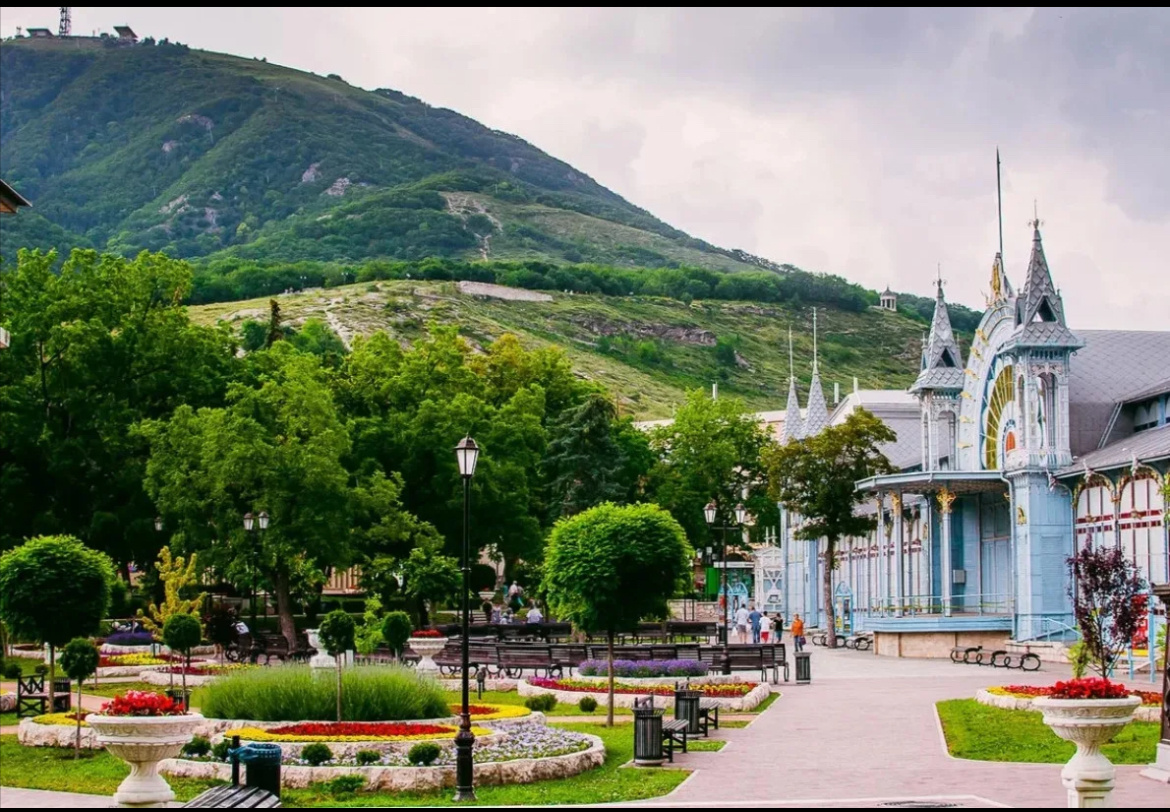 Железноводск — уютный городок на Кавказских Минеральных Водах, известный своими термальными источниками. Расположенный у подножия горы Железной, он привлекает туристов живописными терренкурами, роскошными дворцами и парками.
История Железноводска началась в 1810 году, когда были обнаружены минеральные источники. В течение времени город развивался и стал популярным курортом. Среди известных людей, посещавших Железноводск, — Александр Пушкин, Лев Толстой и Антон Чехов.
Главная достопримечательность города — минеральные источники, такие как Славяновский и Смирновский. Также стоит посетить гору Бештау, Каскадную лестницу и Дворец эмира бухарского.
Добраться до Железноводска можно из ближайших городов, таких как Пятигорск и Минеральные Воды. В городе есть санатории, отели и гостевые дома, а местная кухня предлагает блюда с местным колоритом.