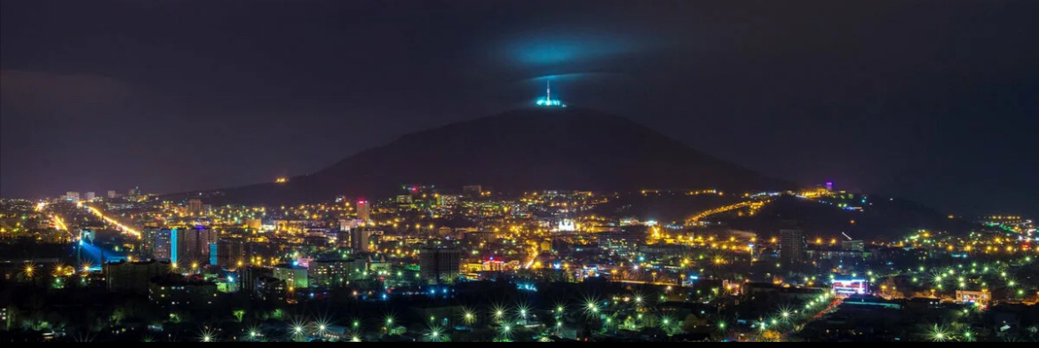 Пятигорск — второй по величине город Ставропольского края и один из курортов Кавказских Минеральных Вод. Город расположен на юге региона и окружён горами, включая знаменитую гору Машук.
История Пятигорска началась в 1780 году с основания Константиногорской крепости. В 1806 году поселение получило название Горячие Воды, а в 1823 году — Горячеводск. В 1829 году император Николай I выбрал Пятигорск для строительства своей резиденции.
Сегодня Пятигорск — крупный город с населением около 210 тысяч человек. Здесь находятся многочисленные санатории, лечебницы и культурные объекты.
Основные достопримечательности Пятигорска включают бульвар-парк «Цветник», Лермонтовскую галерею, скульптуру орла «Эолова арфа» и Академическую галерею. Также стоит посетить гору Машук, Провал и Бесстыжие ванны.
Лучшее время для посещения Пятигорска — с мая по октябрь, когда погода тёплая и солнечная. В городе умеренный континентальный климат с жарким летом и мягкой зимой.