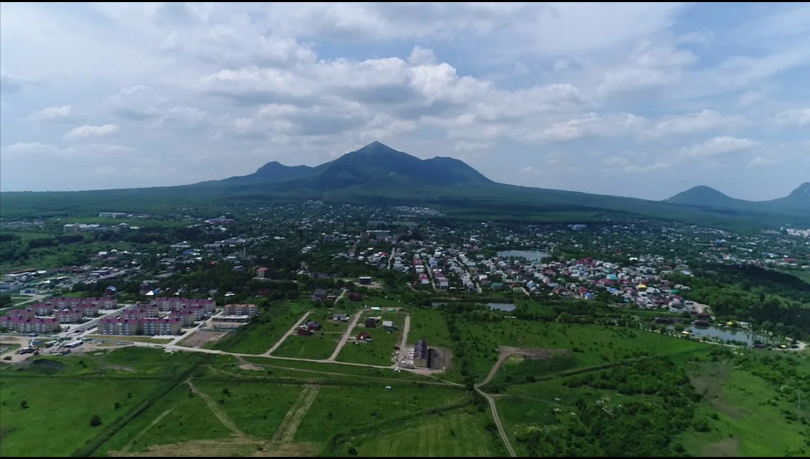 Иноземцево — курортный посёлок в городском округе Железноводск, расположенный у восточных склонов горы Бештау. Основан в 1801 году и является одним из крупнейших посёлков городского типа в России.
Географическое положение: посёлок находится на железнодорожной ветке Минеральные Воды — Кисловодск, расстояние до краевого центра составляет 180 км, а до центра округа — 8 км. В 2 км к востоку от посёлка расположен комплексный природный заказник «Баталинский».
Этимология: по одной из версий, одно из прежних названий населённого пункта — Каррас — могло быть образовано от английского слова «to carry» (поддерживать, передавать, увлекать за собой, проводить). Также существует легенда о ногайском (татарском) князе по имени Карас, который владел землями, где впоследствии возникло поселение.
История: по данным историка И. В. Бентковского, колония основана в 1805 году. В 1959 году посёлки Каррас и Николаевское были объединены в курортный посёлок Иноземцево, названный в честь железнодорожной станции. В 1983 году посёлок получил статус курортного.
Население: численность населения Иноземцево составляет 27 718 человек (по данным 2023 года). Национальный состав представлен русскими, армянами и другими национальностями.
Инфраструктура: в посёлке развита инфраструктура, включающая здравоохранение, образование, русскую православную церковь и экономику.
Достопримечательности: в Иноземцево находятся объекты культурного наследия, такие как Баталинский источник и Баталинская пещера.