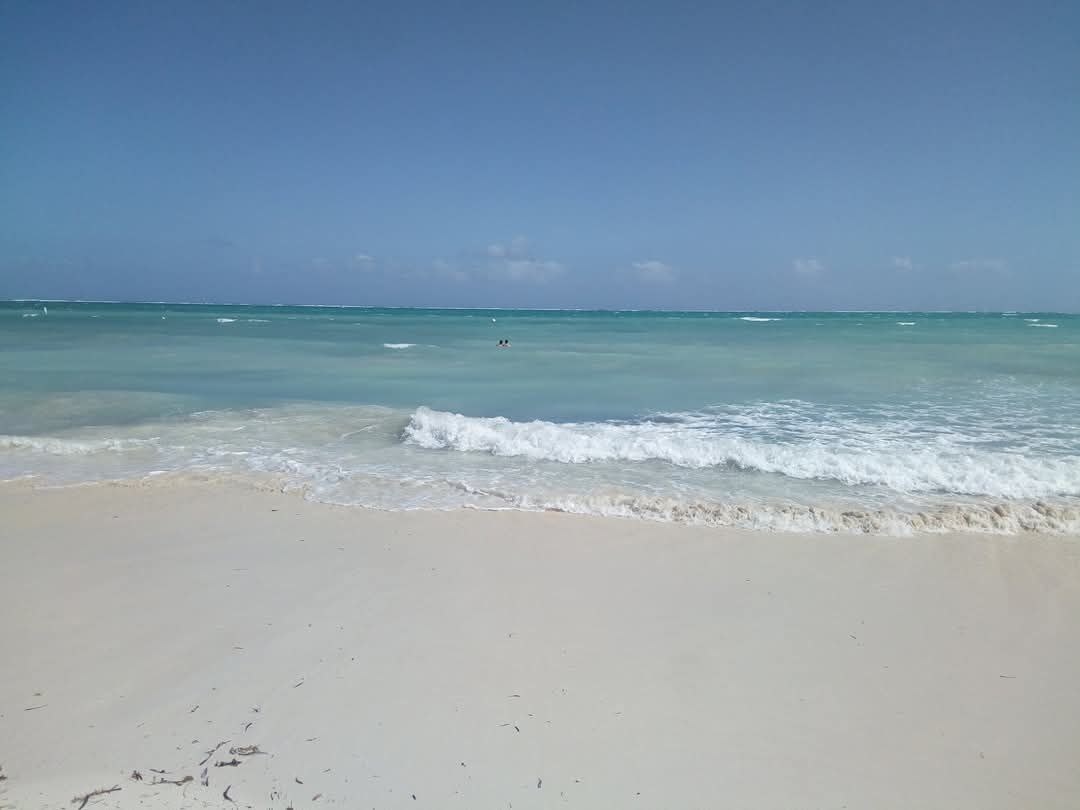 Атлантический океан у берегов Кубы невероятно изменчивый - он меняется, переливаясь разными цветами, буквально каждую минуту! И каждый божий день меняет декорации на побережье. Не влюбиться в Атлантику было невозможно... Фото автора