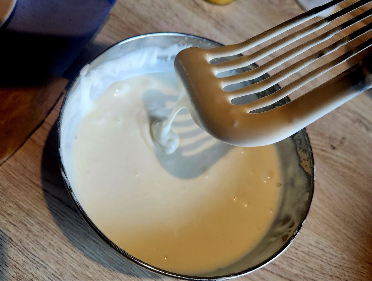 Взбиваю сметанный крем 