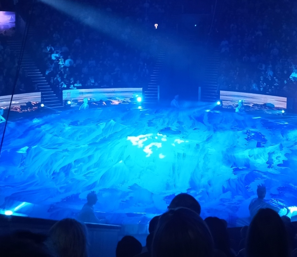 Волнуется синее море! Недовольна рыбка!..