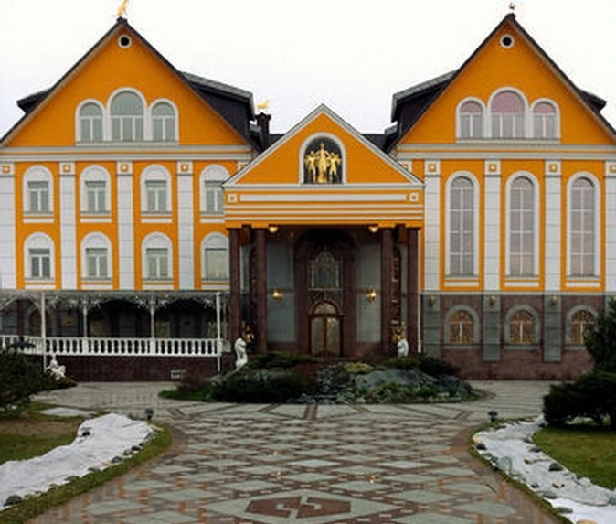 Дом Брынцалова Владимира Алексеевича. Российский предприниматель, владелец фармацевтической компании ЗАО «Брынцалов-А». В 1995—2003 годах был депутатом Государственной Думы России второго и третьего созывов. Лидер Русской социалистической партии. В 1996 году баллотировался на пост президента России.