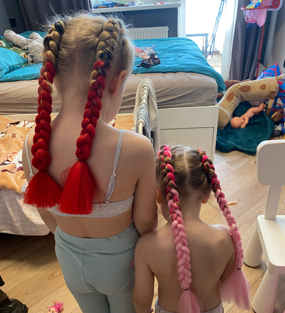 Ну и, конечно, срач на заднем плане😂