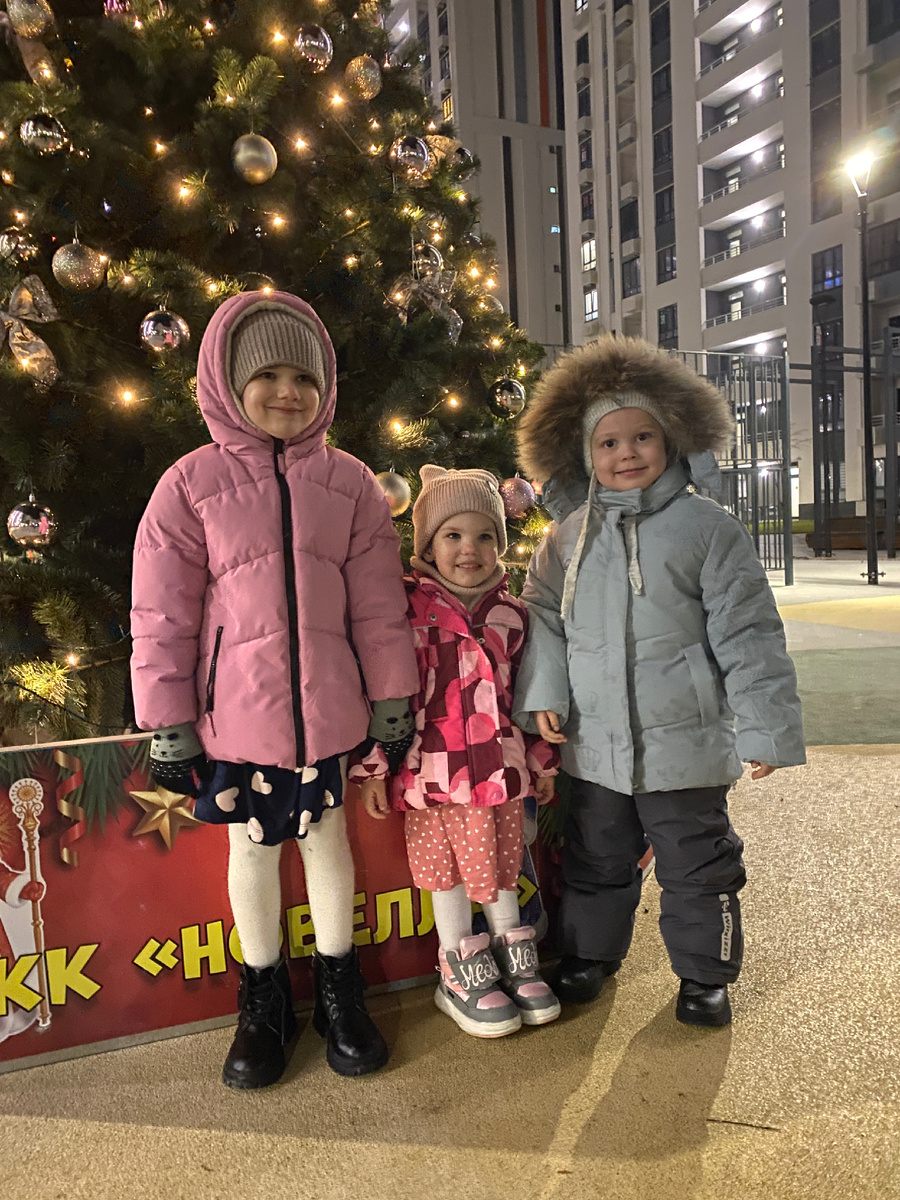 Такие взрослые малышки ждут Деда Мороза💫