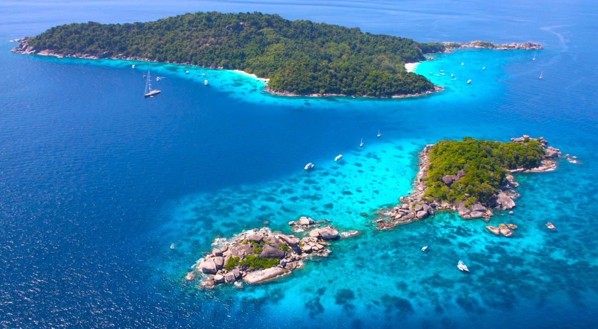 Вид Симилан завораживает: голубая вода, белые песок, зелень и скалы