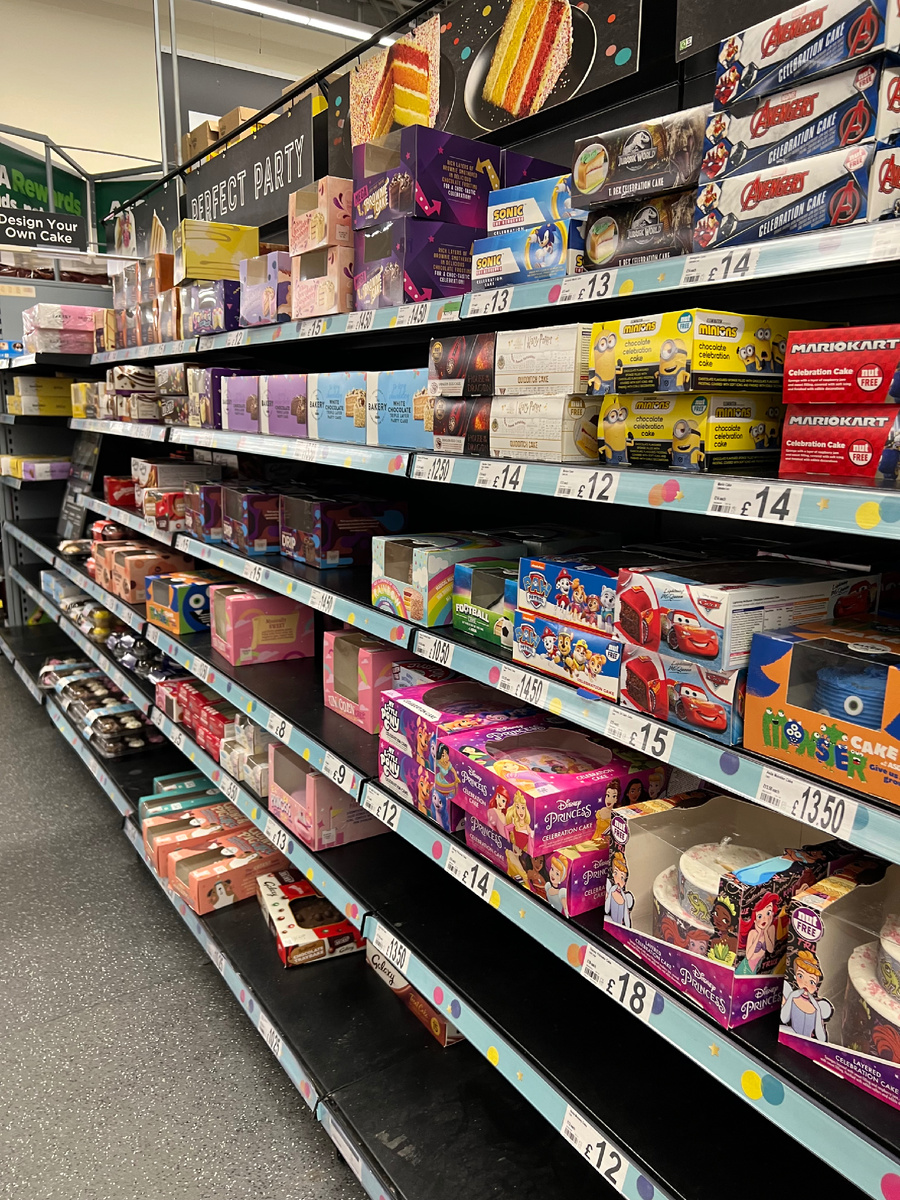 Торты в магазине Асда. Фотография из личного архива. 