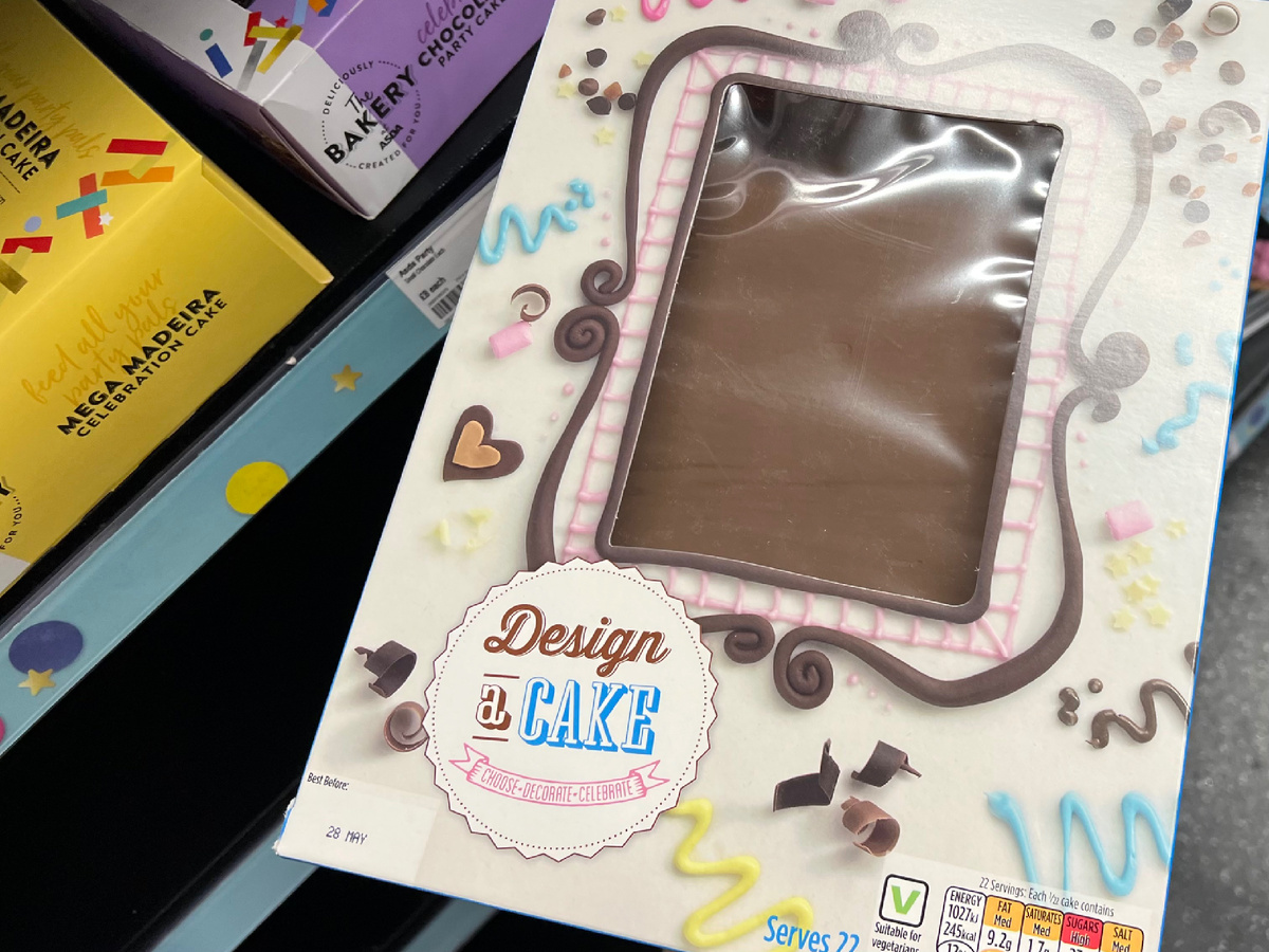 Шоколадный бисквит для дизайна торта. Фотография из личного архива. 