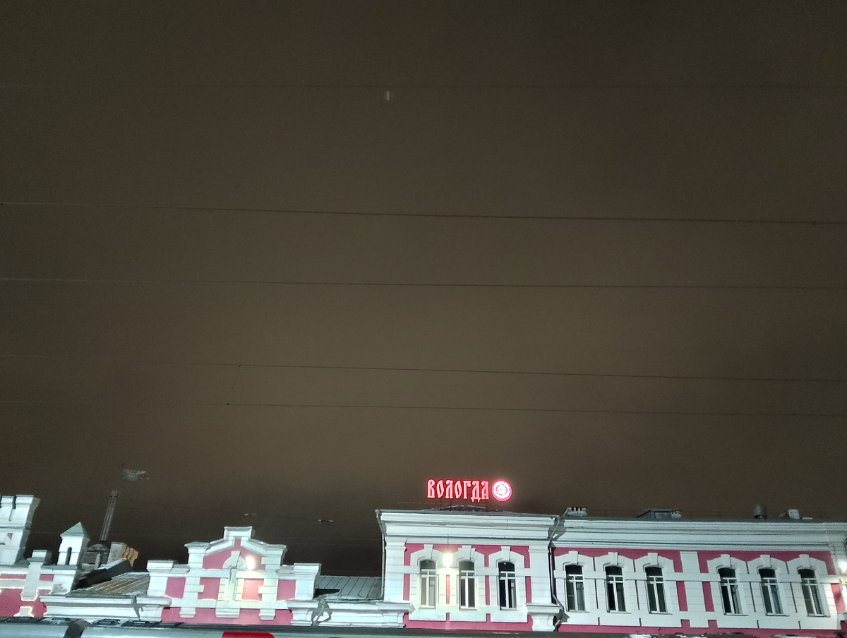 Вид на здание вокзала со стороны перрона. Фото автора