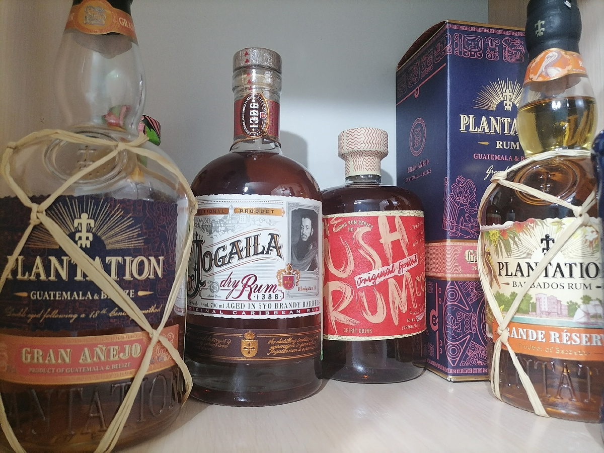 Фотал, фотал, всё равно либо размыто, либо засвечено, либо наоборот. Ну и ладно, не за этим мы тут собрались. Наш "пациент" - слева.