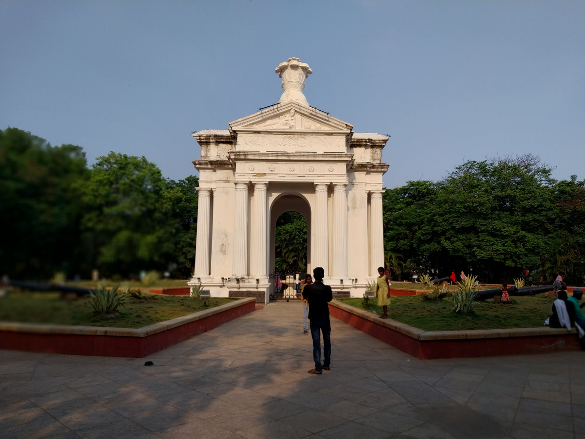 Пондичерри. Арка-ворота в городском парке. Фото 2023 г.