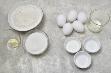 Шаг 1:
Как сделать бенто торт корейский? Начните приготовление с выпечки бисквитов, ванильного и шоколадного. Подготовьте продукты. Я сначала пекла ванильный. Чтобы бисквит получился пышнее, все ингредиенты должны быть комнатной температуры, поэтому достаньте яйца заранее. Масло и молоко будут нагреваться, их можно вынуть перед готовкой. Я готовлю 4 торта — два ванильных с вишней и клубникой, шоколадный с вишней и Сникерс. О бисквитах читайте в конце рецепта.