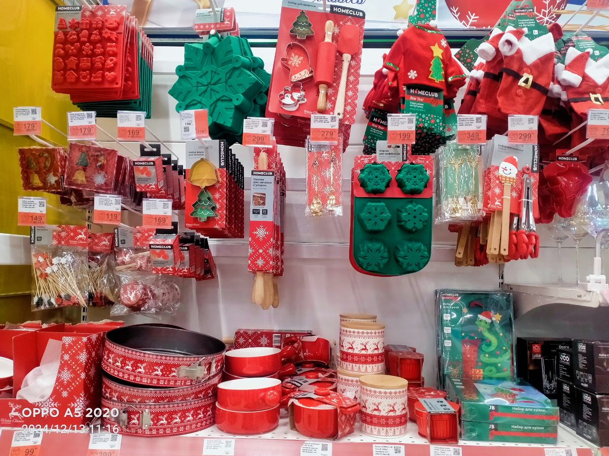 в Ленте всё ещё стоит всё новогоднее