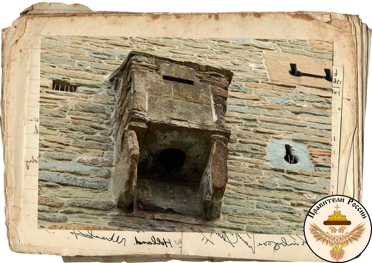 Нет, это не бойница для арбалетчиков...