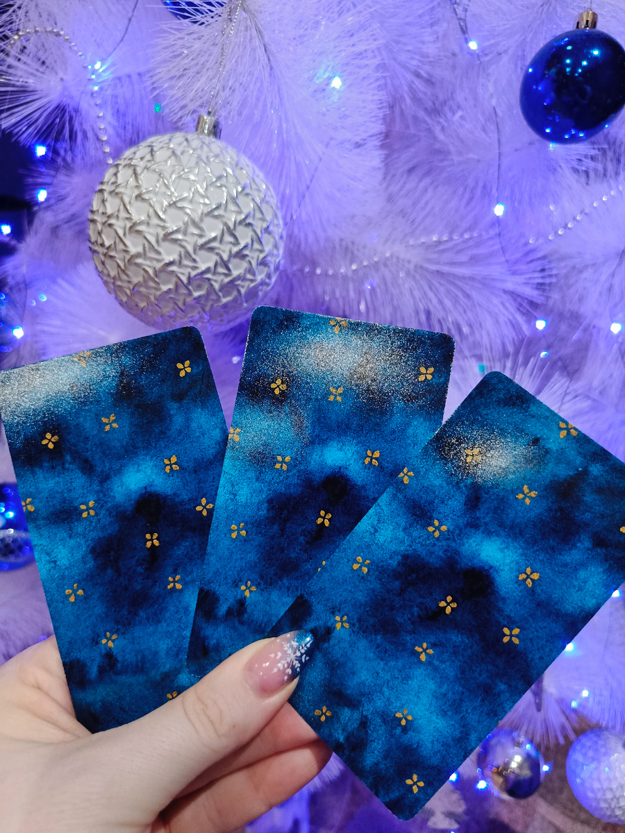 Посмотрите внимательно на карты. Выберите ту, которая вам отзывается и напишите в комментариях свой выбор. Выбор слева-направо. И не забудьте ☝️ поставить 👍. Ниже смотрите ответы на ваш выбор. 👇👇👇